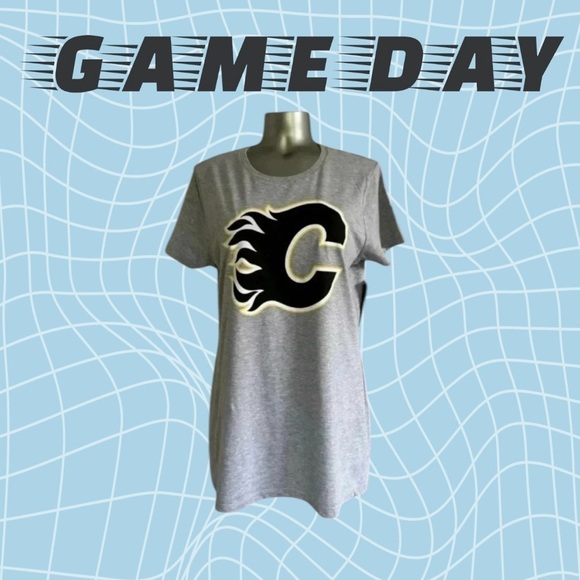 🆕Women’s Calgary  Flames Fitted T-shirt - Picture 1 of 15